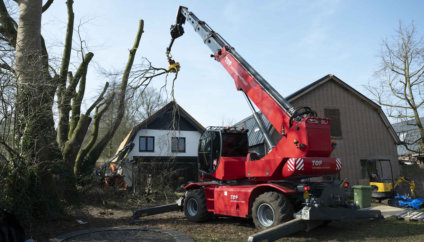 Luchtenberg_Afbeelding_Bomenkappen_Laatuw2_1400x800 Verreiker staat bij de boom om de takken weg te tillen.